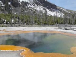 HD hot springs - emerald pool in Yellowstone Stock Footage