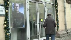 CLEAN : Russian ruble continues slide despite rate rise News Clip