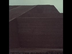 RR7426B PERU: THE GRAVE ROBBERS OF PERU News Clip