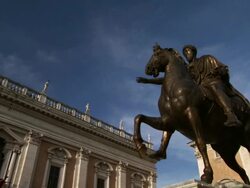 MS PAN Shot of Marco Aurelia statue in Capitoline hill (campidoglio) / Roma, Italia Stock Footage
