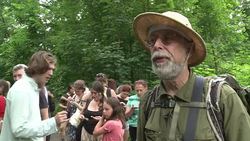 CLEAN : Foraging for food in New Yorks parks News Clip