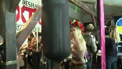 VOICED: Activistas nudistas se entrenan News Clip