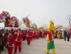 WS People performing dragon dance and folk art at temple fair to celebrate Chinese spring festival AUDIO / xi'an, shaanxi, china Stock Footage
