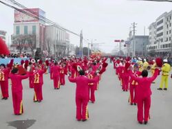 MS Villagers performing with gong and drum in traditional festive folk celebration or carnival during chinese spring festival  AUDIO  / xi'an, shaanxi, china Stock Footage