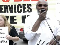 Man speaks to protesters about Detroit bankruptcy Stock Footage