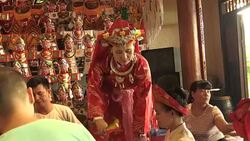 VOICED : Chamanes de Vietnam invocan espiritus para sanar enfermedades News Clip