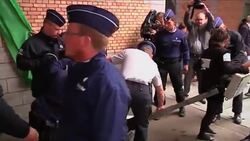 Climate activists chain themselves together outside summit Instructional Video