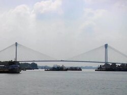 WS View of Vidyasagar setu bridge over hooghly river / Kolkata, West Bengal, India Stock Footage