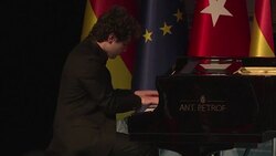 CLEAN : Visa deal or no migrant deal Turkey warns EU News Clip