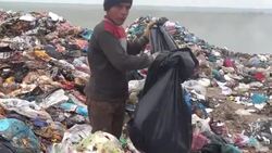 CLEAN : In Arbil refugees rummage garbage to survive News Clip