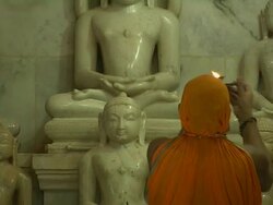 Tilt up shot lord parshavnath statue champaner gujarat Stock Footage