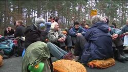 Activists block road to nuclear storage site in Gorleben Instructional Video