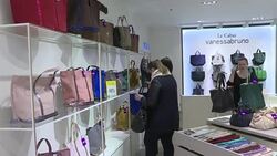 CLEAN : Shopping frenzy as sales hit Paris stores News Clip
