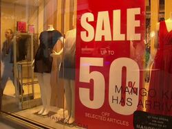 Shoppers rush to buy presents before Christmas News Clip