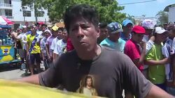 VOICED : Ecuador: Desesperacion por ayuda en zonas devastadas por sismo News Clip