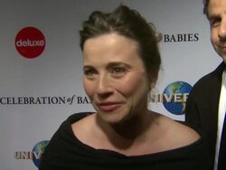 INTERVIEW: Linda Cardellini on the best thing about being a mom Stock Footage