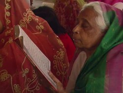MS ZO Woman praying in Mausoleum of Nizamuddin Dargah, area of Sufi Saint / New Delhi, Delhi, India Stock Footage