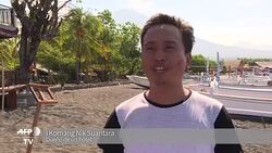 VOICED : Indonesia desviara aviones a Bali si un volcan entra en erupcion News Clip