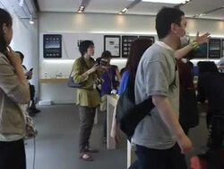 CLEAN: Japanese fans first to snatch iPhone 4 News Clip