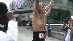 VOICED: Protesta al desnudo en Londres News Clip
