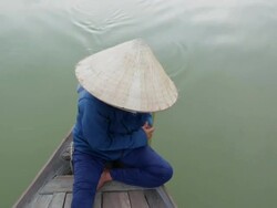 HA WS Woman with Traditional Vietnamese hat punting a boat Stock Footage