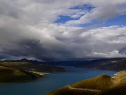 Yamzhog Yumco Lake in Tibet Stock Footage