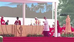 VOICED : En Seul el papa beatifica a 124 martires News Clip