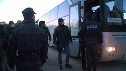 CLEAN : Red Cross gives supplies to migrants in Slovenia 2 News Clip
