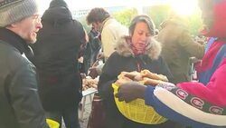 CLEAN : Parisians bring breakfast to Stalingrad migrants News Clip