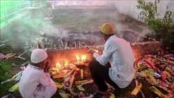 CLEAN : Thousands of Muslims pray at Urs festival in India News Clip