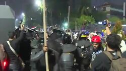 CLEAN : Jakarta rally turns violent as Muslim hardliners attack police News Clip