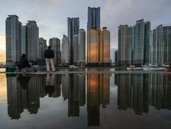 WS T/L Shot of Fishing people in Busan Dongbaek Island Marine City / Busan, South Korea Stock Footage