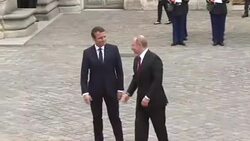 CLEAN : Macron greets Putin for first face-to-face talks News Clip