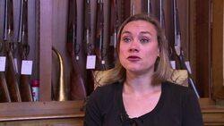 VOICED : La lucha de la unica mujer armero de Francia News Clip