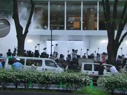 WS Crowd of journalists and photographers opposite Apple store and waiting for launch of iPhone 3G / Tokyo, Japan Stock Footage