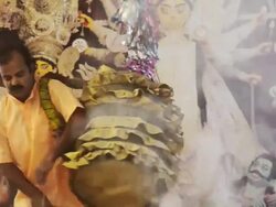 MS Shot of man playing dhol during durga puja festival / Gurgaon, Haryana, India Stock Footage