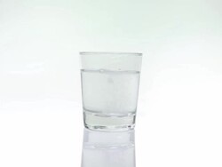 Aspirin in glass of water Stock Footage