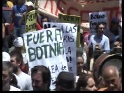 Environmentalists protest against proposed paper mill on Uruguay border News Clip