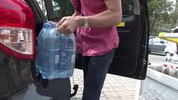 CLEAN : Donetsk residents queue for water after citywide shut off News Clip