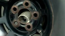 Pit-crewman replaces race-car tire Stock Footage