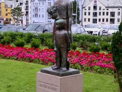 Alseund, statue of a sister and brother Stock Footage