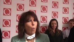 Ellie Goulding, Robbie Williams, Biffy Clyro, Jake Bugg and more arrive at Q Awards Instructional Video