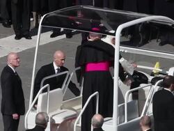 B-ROLL - Last weekly public audience of Benedict XVI from St. Peter's Square at St. Peter's Square on February 27, 2013 in Vatican City, Vatican. (Footage by Giulio Origlia/Getty Images) Stock Footage
