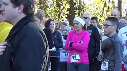 Fun runners singing US National Anthem News Clip