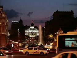 WS Heavy traffic at Plaza de Cibeles with Fuente de la Cibeles at dusk / Madrid, Spain Stock Footage