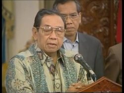 INDONESIA: PRESIDENT WAHID REJECTS CORRUPTION CHARGES News Clip