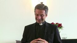 VOICED : Cura sale del armario a un dia del sinodo del Vaticano News Clip