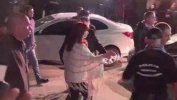 VOICED : Multitud recibe a Kirchner citada a declarar en Buenos Aires News Clip