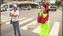 Mimes make silent mockery of those who flout traffic laws News Clip