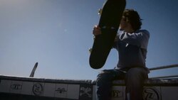 skater sitting at dog bowl waving at friends venice california skatepark Stock Footage